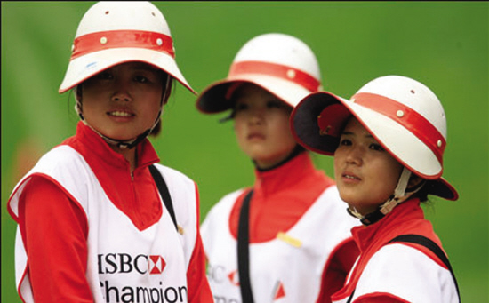 高尔夫球场招聘球童 引来大学生青睐–刘晓霞