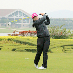 小萝莉崔罗莲苦练英语 球技也提升 - 大正高尔