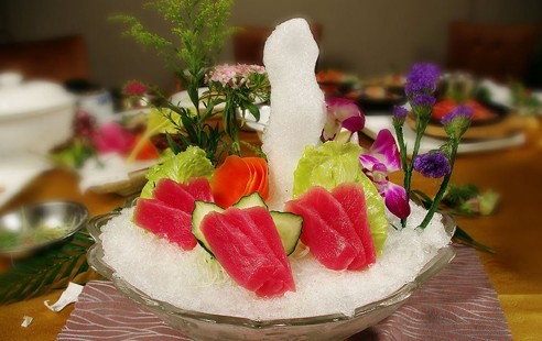 蓝鳍金枪鱼是金枪鱼类中最昂贵的品种,肉色呈暗红色,肉质鲜嫩