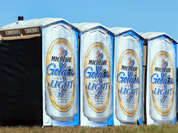 "第七洞发球台附近的移动卫生间被贴上了巨型啤酒广告.     (南无)