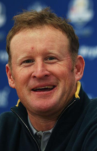 加西亚和副队长乔斯-马里亚-奥拉扎宝以及米格尔-安吉尔-希梅尼兹合影