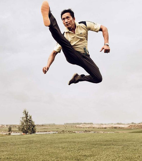 功夫明星邹兆龙高尔夫球场展示拳脚