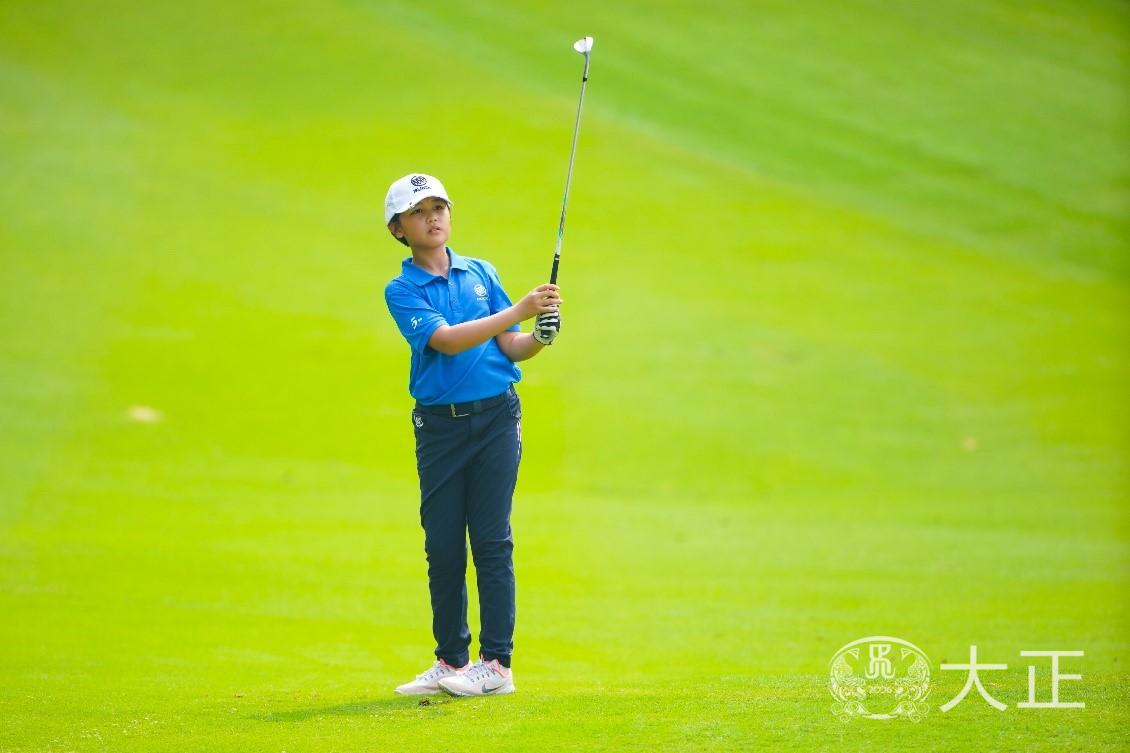 余俊廷本轮交出红字的71杆,与凡计成,李思贤和刘宇昊一道排在并列领先